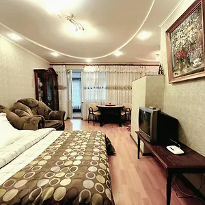 с большой верандой на белецкого возле Isida, шалимова, Cozy Flat On Beletskogo Street Апартаменты